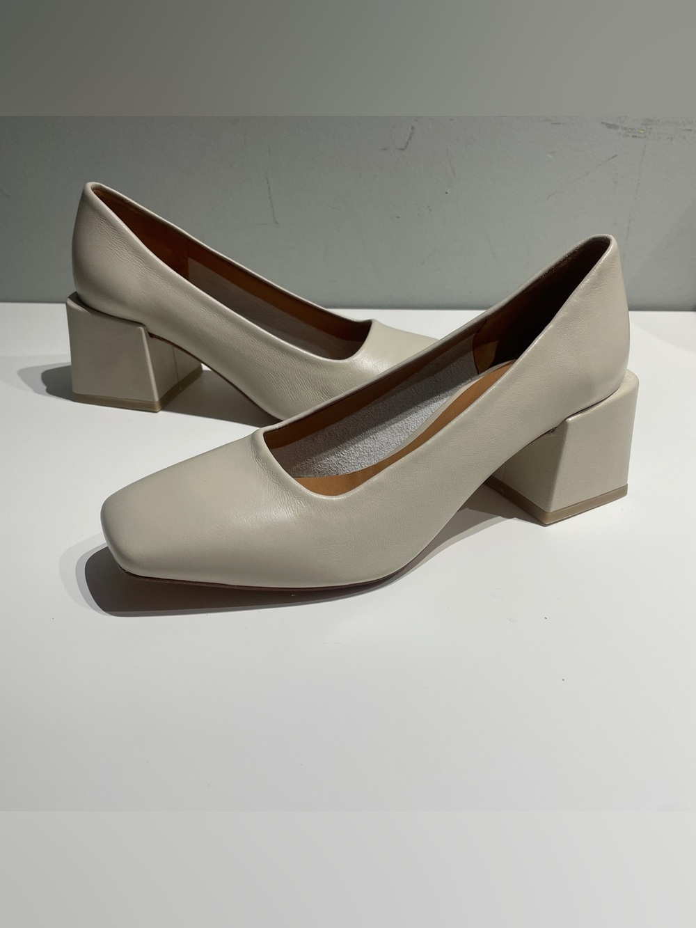 LoQ Classic Square-Toe Block Heel Pumps in Cream 5.5 - Picture 2 of 12